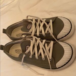 Keens woman’s Coronado Sneakers sz 10